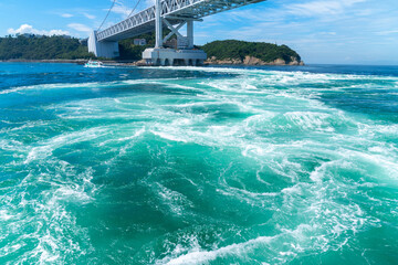 鳴門海峡の渦潮。淡路島の観光イメージ。