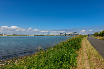 羽田空港、東京国際空港、多摩川越しに川崎市から見た風景
