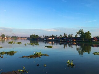 Obraz premium Tropical Sunrise View on Martapura River, Banjarmasin, Kalimantan Borneo, Indonesia.