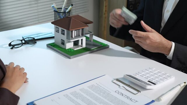 Real estate agent, collateral hire purchase, land and house broker manager, sit down to discuss details, sign contracts, and place a deposit with customers in the agent's office.