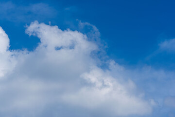秋の青空と雲のコントラスト 9