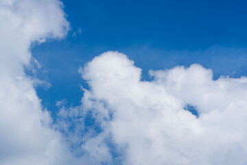 秋の青空と雲のコントラスト 11