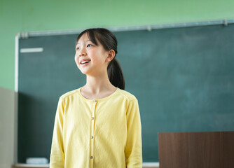 教室の中にいる女子小学生のポートレート