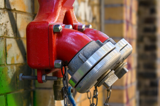 Rpter Hydrant imd doppelte Schlauchanschlussarmatur f&uuml;r Wasser  an einer Wand aus Backsteinen