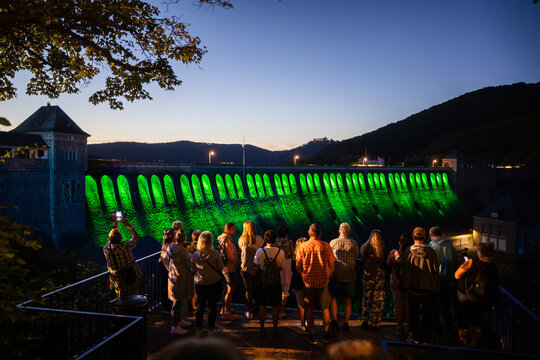 Farbspiel an der Edersee-Sperremauer