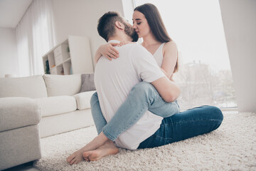Obraz premium Photo of pretty passionate lady guy wear casual looks kissing having rest together indoors room home house