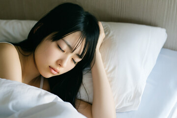 目覚めたばかりの美しいアジア人女性