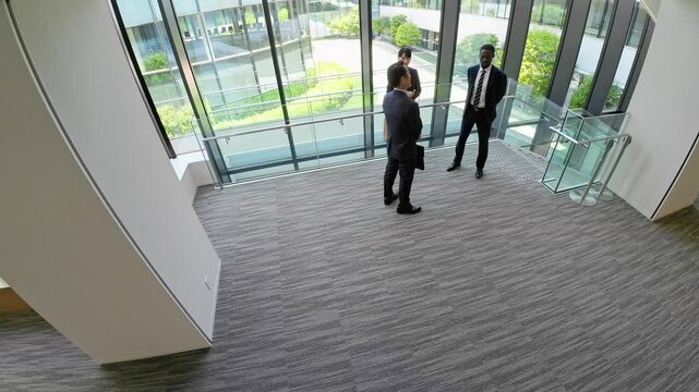 ロビーで会話する多国籍ビジネスパーソンのグループの俯瞰アングル