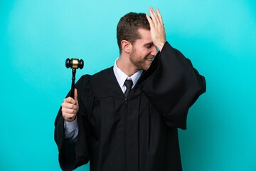 Naklejka premium Judge caucasian man isolated on blue background has realized something and intending the solution