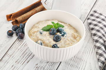 Oats porridge with blueberry