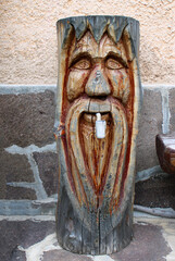 Statua di legno gnomo con pipa della Val di Sella in Valsugana