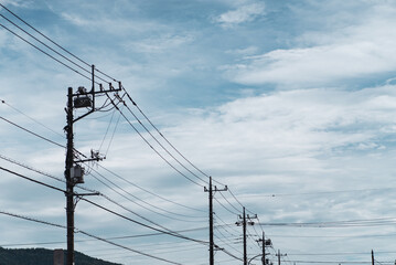並んだ電柱と空