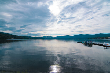 朝の山中湖と山並み