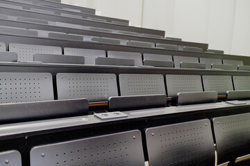 B&auml;nke und Klapptische in H&ouml;rsaal