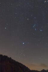 オリオン座が浮かぶ山の風景と夜空の神秘