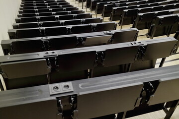 B&auml;nke und Klapptische in H&ouml;rsaal