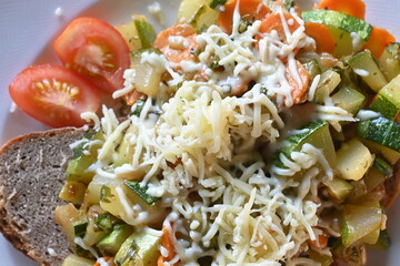 Gebratene Zucchini mit Tomaten und Käse auf Brot