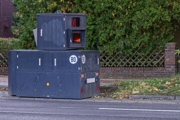 Seitenansicht eines Blitzers