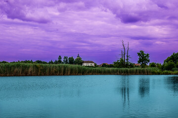 Romantische Teichlandschaft zur blauen Stunde
