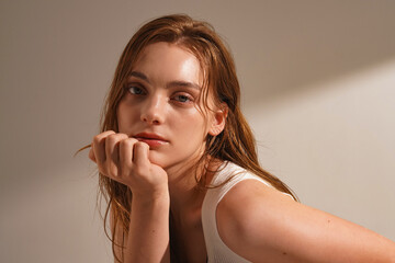 暖色トーンで撮影をした若い欧米人女性のビューティー ポートレート