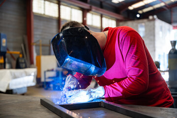 Soudeur à l'atelier en train de réaliser une pièce 