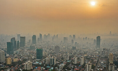 Fototapeta premium A hazy sunset over a city skyline