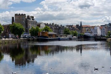 Obraz premium mirror, mirror reflection, architecture, boat, britain, british, building, city, cityscape, clouds, dock, edinburgh, europe, firth of forth, great britain, harbour, historic, landmark, landscape, leit