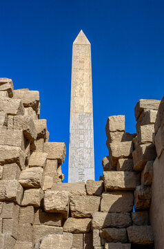 gescantes historisches Farbfoto des Obelisken von Hatschepsut, Tempelanlage von Karnak, &Auml;gypten
