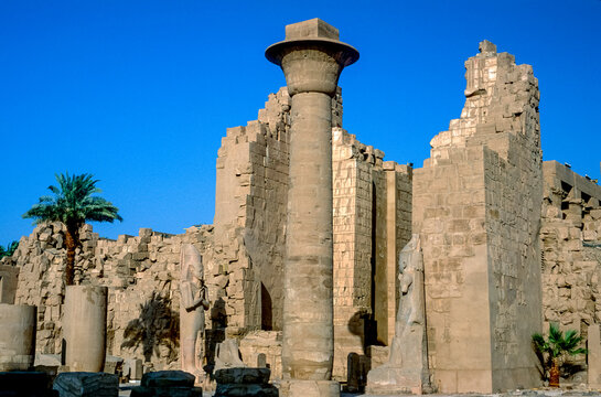 gescantes historisches Farbfoto der menschenleeren Tempelanlage von Karnak, &Auml;gypten