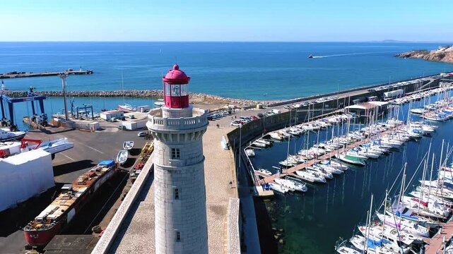 Vid&eacute;o a&eacute;rienne du phare de S&egrave;te (H&eacute;rault - France) et de son port de plaisance