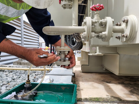 On-Site Transformer oil sampling in the factory for main tank and OLTC of 115kV/22kV power transformer.