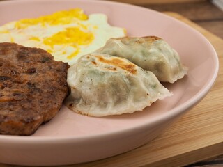 함박 스테이크, 계란 프라이, 군만두