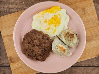 함박 스테이크, 계란 프라이, 군만두
