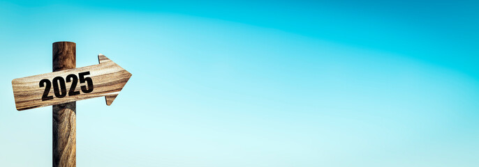 Wooden arrow sign with 2025 pointing right against a blue sky background. 3D Rendering
