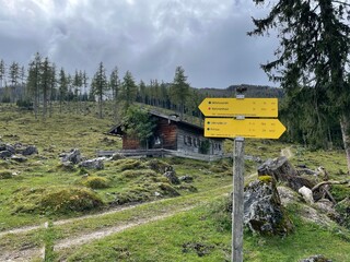 Beschilderung am Wanderweg am Watzmann mit Alm