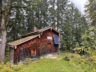 Fototapeta premium Försterhütte mit Solaranlage in den Alpen