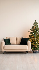 Obraz premium A cozy living room featuring a light-colored sofa and a beautifully decorated Christmas tree with twinkling lights