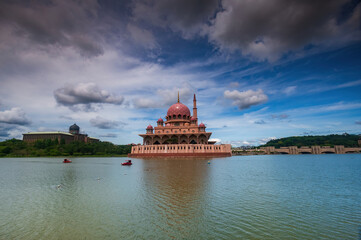 Obraz premium putra mosque at putrajaya malaysia in daylight time
