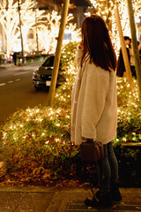 イルミネーションの夜景と女性