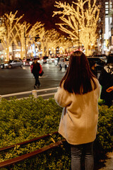 イルミネーションの夜景と女性