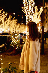イルミネーションの夜景と女性
