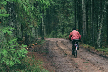 Obraz premium Old person riding a bicycle