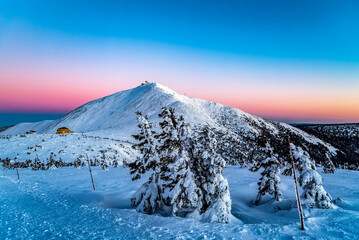 Karkonosze Śnieżka zimą.