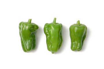 ３つ並んだ新鮮で艶がある緑色のピーマン