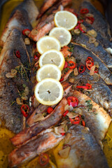 Fischplatte vom Grill garniert mit Zitrone