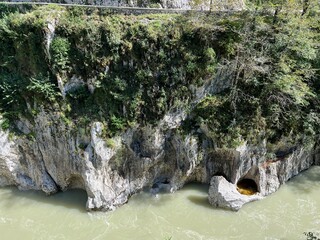 The Soča River near the Napoleon Bridge (Kobarid, Slovenia) - Der Fluss Soča in der Nähe der...