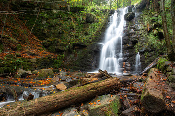 Wodospad na górskim potoku w lesie jesienią © Michal Przystas