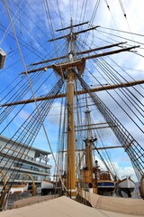 Obraz premium Mast of a sailing ship anchored in Tokyo Bay
