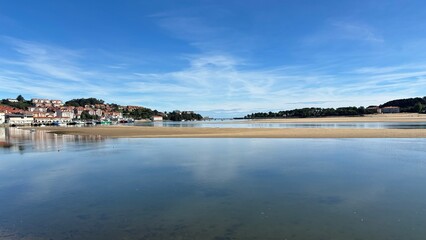 Paisaje de pueblo costero con cielo azul 