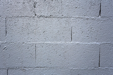 Mur de parpaings peint en blanc